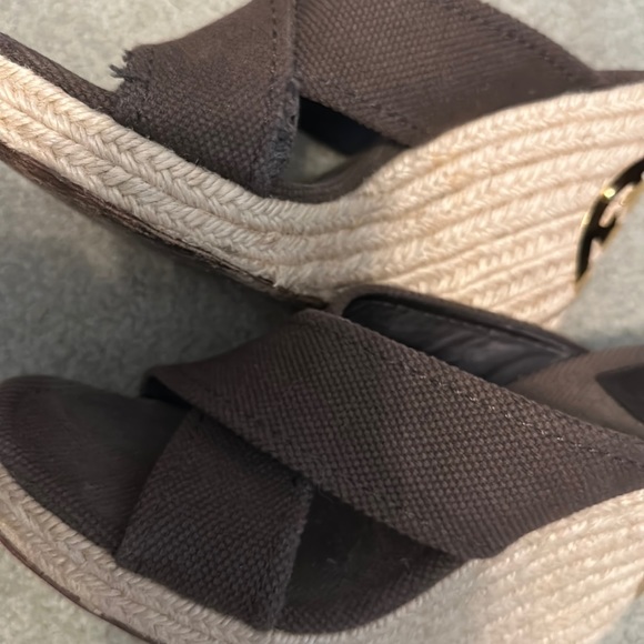 TORY BURCH Kristen Wedge Canvas Brown Tan Gold Logo Women Size 9.5 - Picture 6 of 8